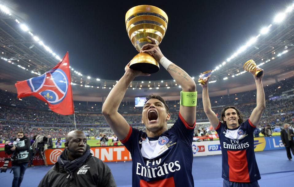 3. Nell&#39;estate del 2012 il Milan piazza la sua prima cessione eccellente: Thiago Silva saluta Milano, portato a Parigi dal d.s. dei parigini Leonardo. E&#39; un affare da 42 milioni di euro.